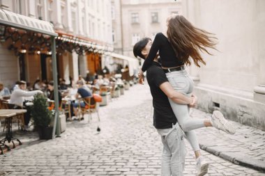 Eski şehrin sokaklarında bir randevu sırasında iki sevgili kucaklaşır.