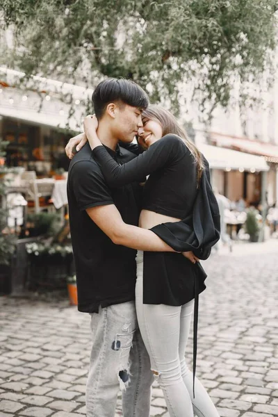 Dwóch kochanków przytula się na ulicach starego miasta podczas randki — Zdjęcie stockowe