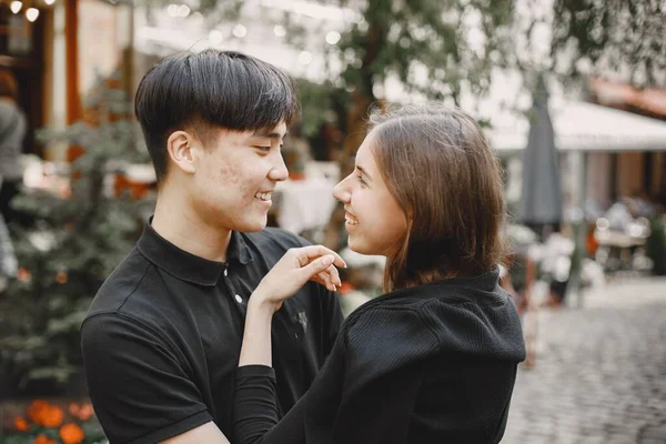 Deux amoureux s'embrassent dans les rues de la vieille ville lors d'un rendez-vous — Photo