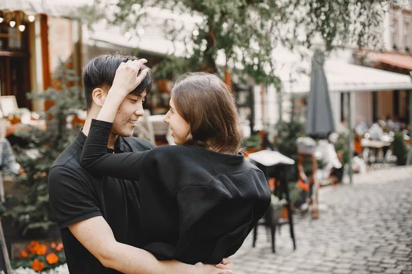 Dwóch kochanków przytula się na ulicach starego miasta podczas randki — Zdjęcie stockowe