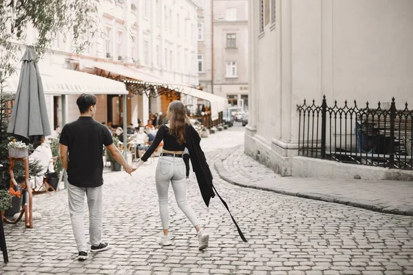 Двоє закоханих тримають мсьє на вулицях старого міста під час — стокове фото