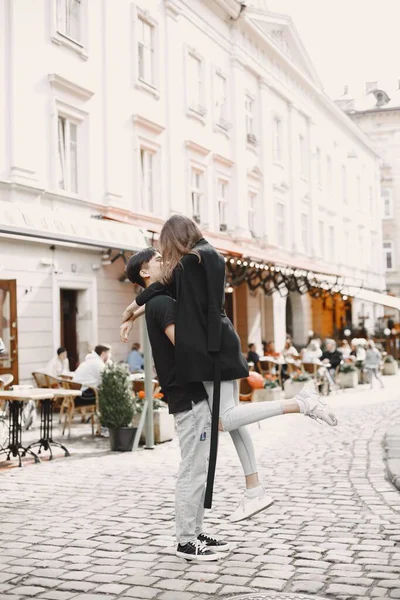 Deux amoureux s'embrassent dans les rues de la vieille ville lors d'un rendez-vous — Photo