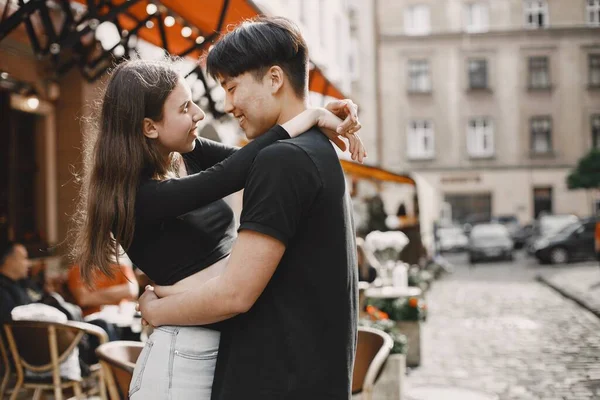 Dois amantes se abraçam nas ruas da cidade velha durante um encontro — Fotografia de Stock