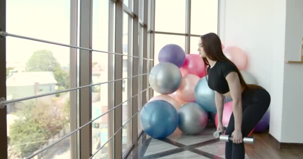 Spor salonunda dumbbells ile egzersiz yaparak kadın — Stok video