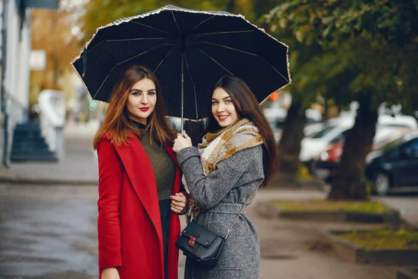 Elegant women in a autumn city — 图库照片