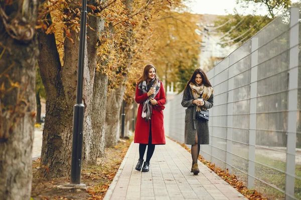 Elegant women in a autumn city — Fotografia de Stock