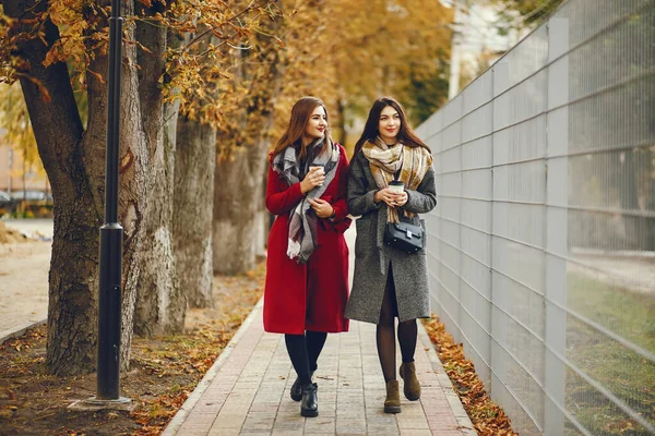 Elegant women in a autumn city — Φωτογραφία Αρχείου