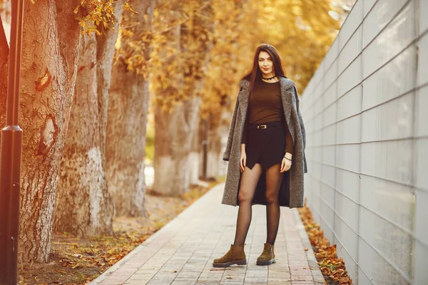 Elegant woman in a autumn city — Stockfoto