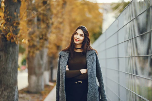 Elegant woman in a autumn city — 스톡 사진