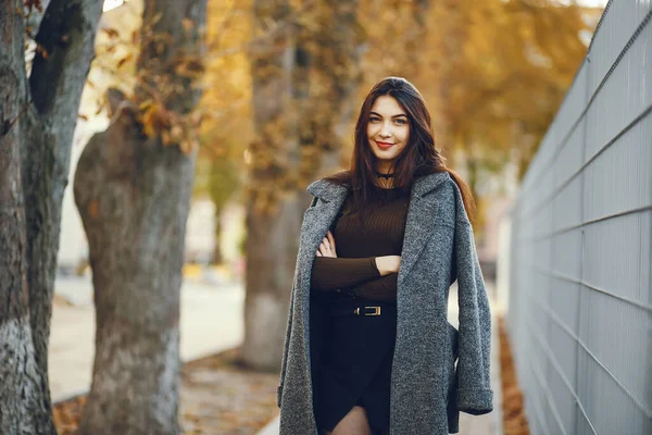 Elegant woman in a autumn city — Photo