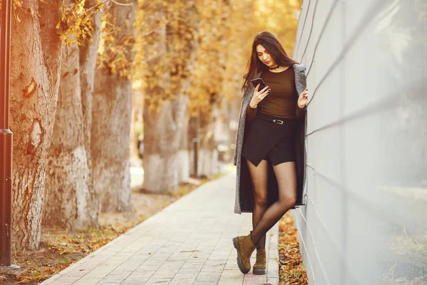 Elegant woman in a autumn city — 스톡 사진