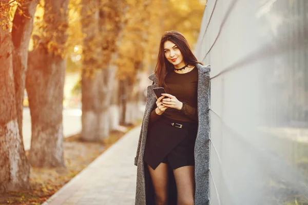 Elegant woman in a autumn city — 스톡 사진