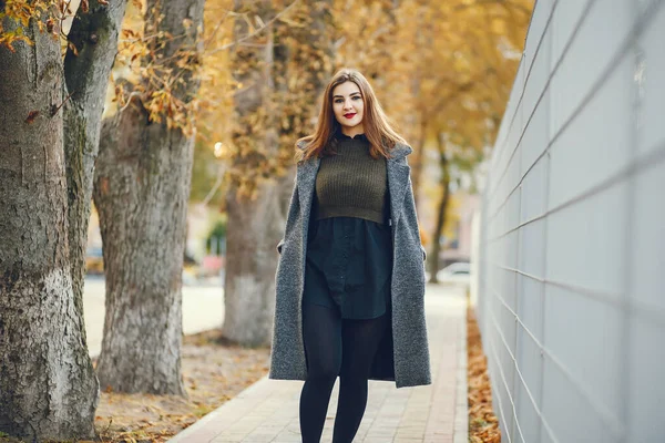 Elegant woman in a autumn city — 스톡 사진