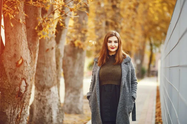 Elegant woman in a autumn city — Stock Photo, Image
