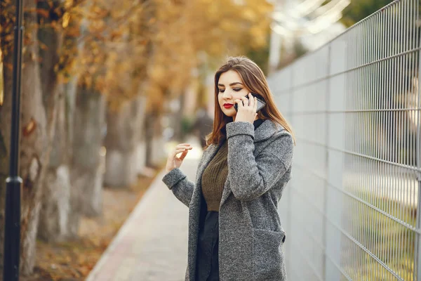 Elegant woman in a autumn city — Stockfoto