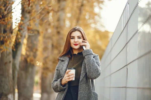 Elegant woman in a autumn city — Stockfoto