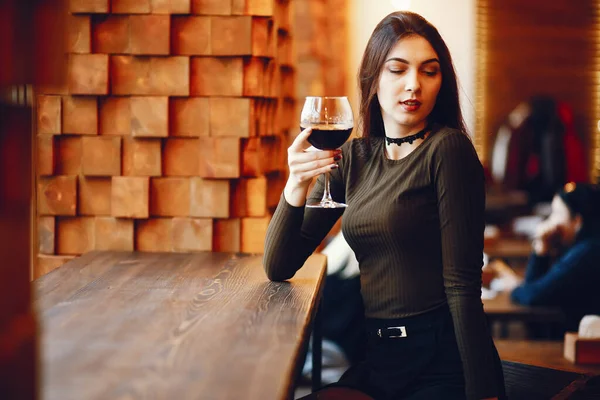 Beautiful girl holding a glass of vine — Zdjęcie stockowe