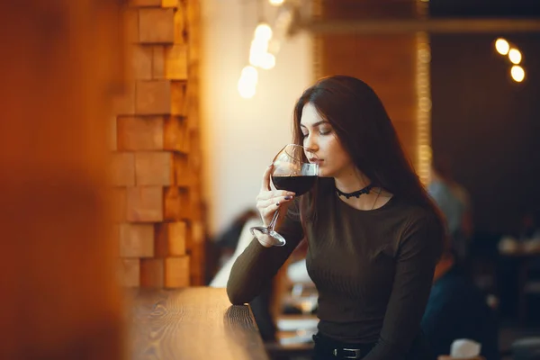 Beautiful girl holding a glass of vine — Fotografia de Stock