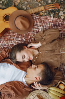 Güzel bir çift sonbahar parkında vakit geçirir.