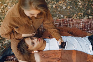 Güzel bir çift sonbahar parkında vakit geçirir.