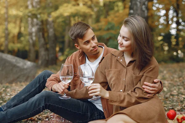 Красива пара проводить час в осінньому парку — стокове фото