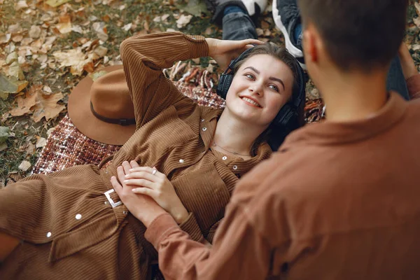 Hermosa pareja pasar tiempo en un parque de otoño — Foto de Stock