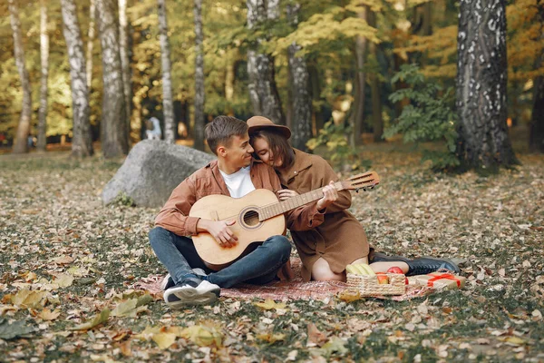 这对年轻貌美的夫妇在秋天的公园里度过时光 — 图库照片