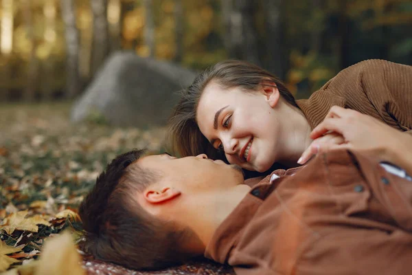 Hermosa pareja pasar tiempo en un parque de otoño — Foto de Stock