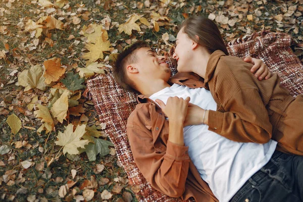 Hermosa pareja pasar tiempo en un parque de otoño — Foto de Stock