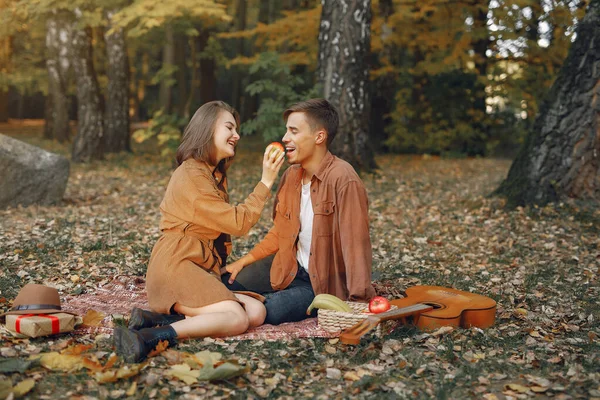 Hermosa pareja pasar tiempo en un parque de otoño — Foto de Stock