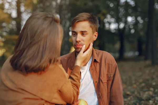 Belo casal passar o tempo em um parque de outono — Fotografia de Stock