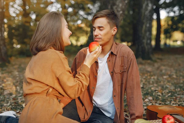 Hermosa pareja pasar tiempo en un parque de otoño — Foto de Stock