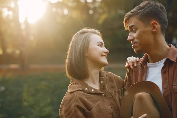 Hermosa pareja pasar tiempo en un parque de otoño — Foto de Stock