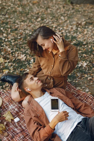 Vackra par tillbringa tid i en höstpark — Stockfoto