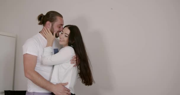 Romantischer junger Mann umarmt Frau von hinten in Küche zu Hause — Stockvideo