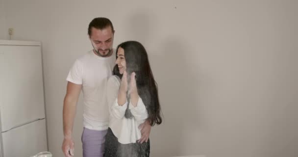 Boldog fiatal nő és férfi együtt sütnek. — Stock videók