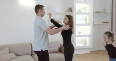 Evde aile içi çatışmalar sürerken kızı anneyi koruyor.