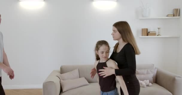 Dotter skyddar mor medan familjekonflikter hemma — Stockvideo