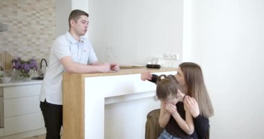 Evde karısını ve kızını tehdit eden bir koca var.