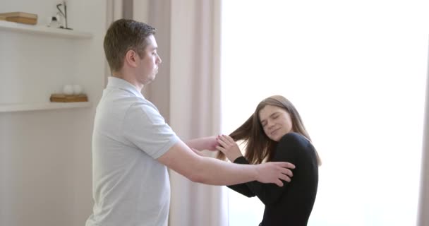 Злий чоловік тягне зачіску дружини під час сварки — стокове відео