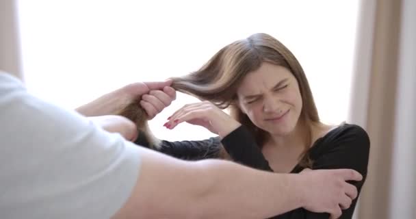 Boos man trekken vrouw haar terwijl ruziemaken — Stockvideo