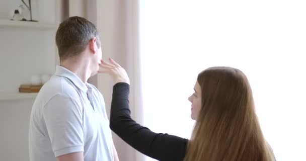Boze vrouw slaat echtgenoten gezicht en duwt hem weg — Stockvideo