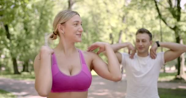 Fittes Paar wärmt sich beim Workout im Park auf — Stockvideo