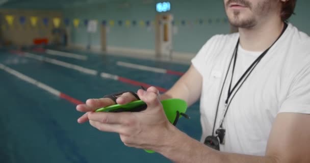 Treinador de natação mostrando como usar remos — Vídeo de Stock