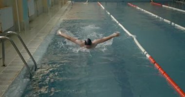 Yüzme havuzunda erkek yüzücü eğitimi.