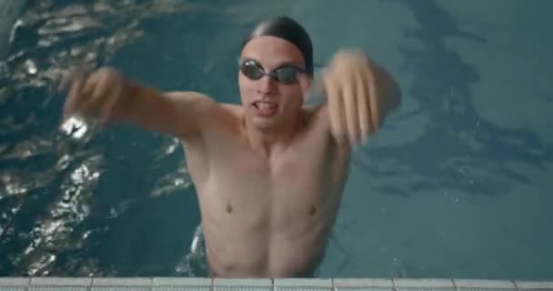 Mannelijke zwemtraining in het zwembad — Stockvideo