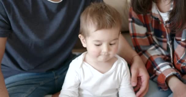 Jeune famille heureuse avec bébé fille lecture livre pour enfants — Video