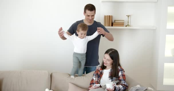 Jeune couple marié restant à la maison avec bébé fille — Video