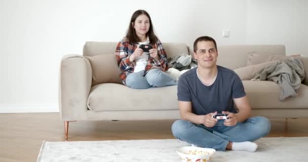 Couple marié jouant ensemble concole à la maison — Video