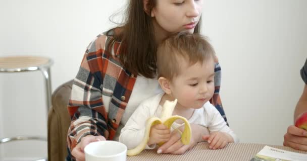 Mladá roztomilá rodina s malou dcerou mají snídani — Stock video